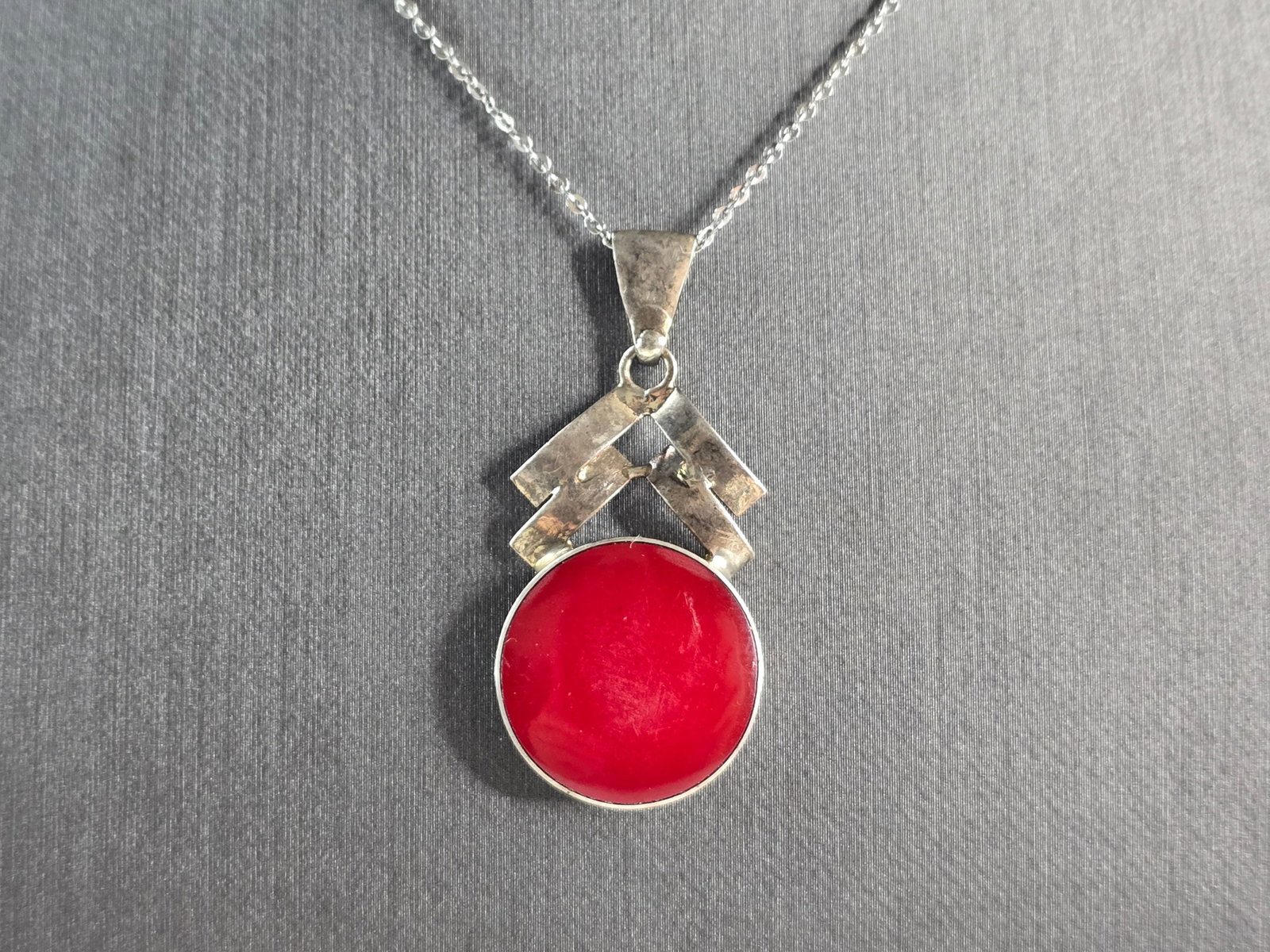 Womens Vintage Estate Sterling Silver Modernist Pendant Necklace: A WOMENS VINTAGE ESTATE STERLING SILVER MODERNIST PENDANT WITH NECKLACE. PENDANT WITH NECKLACE WEIGHS 4.6g. PENDANT MEASURES 1 5/8" LONG BY 3/4" WIDE. THE NECKLACE MEASURES 18" LONG. MAKES A GREAT GIF
