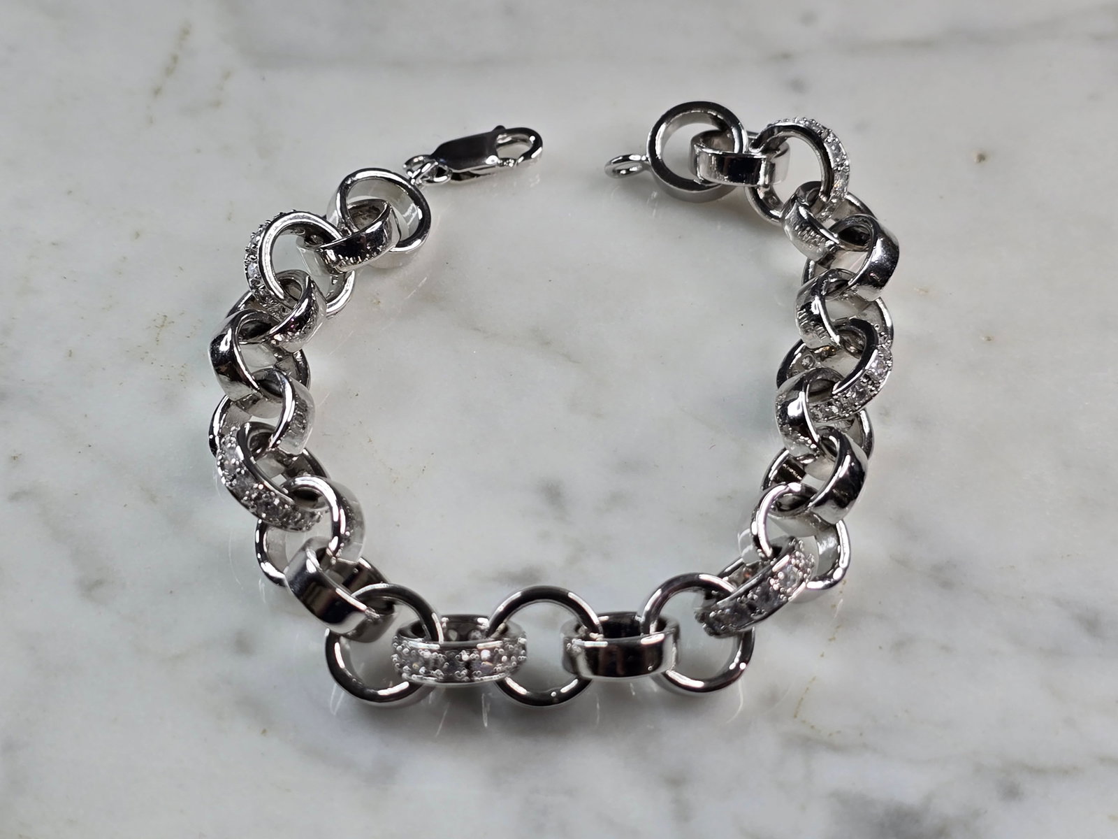 Womens Vintage Estate Sterling Silver Modernist Bracelet: A WOMENS VINTAGE ESTATE STERLING SILVER MODERNIST TENNIS BRACELET. THE BRACELET MEASURES 7 1/4" LONG BY 3/8" WIDE, AND WEIGHS 28.2g. WOULD MAKE A GREAT GIFT FOR SOMEONE SPECIAL. ANY QUESTIONS PLEASE D