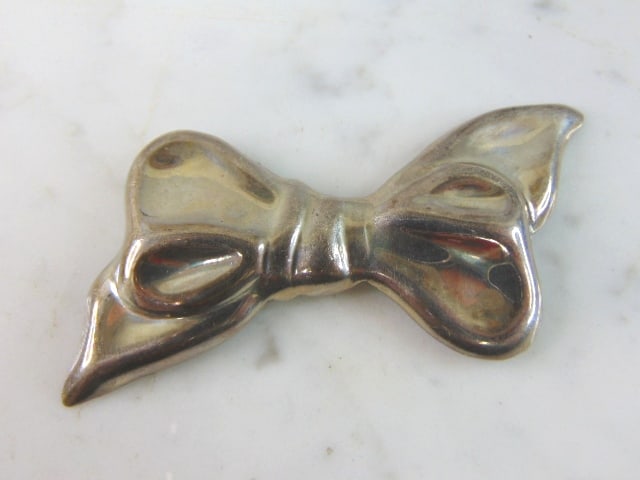 Womens Vintage Estate Sterling Silver Bow Brooch: A LOVELY FINE STERLING SILVER BOW BROOCH. THE BROOCH MEASURES 3" LONG BY 2 1/8" WIDE, AND WEIGHS 13g. ANY OTHER QUESTIONS, PLEASE DON'T HESITATE TO ASK. MAKES AN ATTRACTIVE GIFT FOR THAT SOMEONE SPECI
