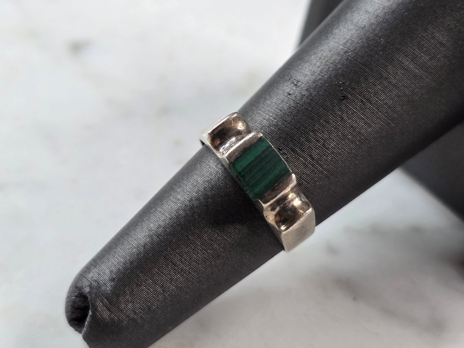 Womens Vintage Estate Sterling Silver Modernist Malachite Ring: A WOMENS VINTAGE ESTATE STERLING SILVER MODERNIST MALACHITE RING. RING IS A SIZE 6.0, AND WEIGHS 3.3g. THE WDITH OF THE RING IS 3/16". THIS WOULD MAKE A NICE GIFT FOR THAT SOMEONE SPECIAL. ANY QUESTIO