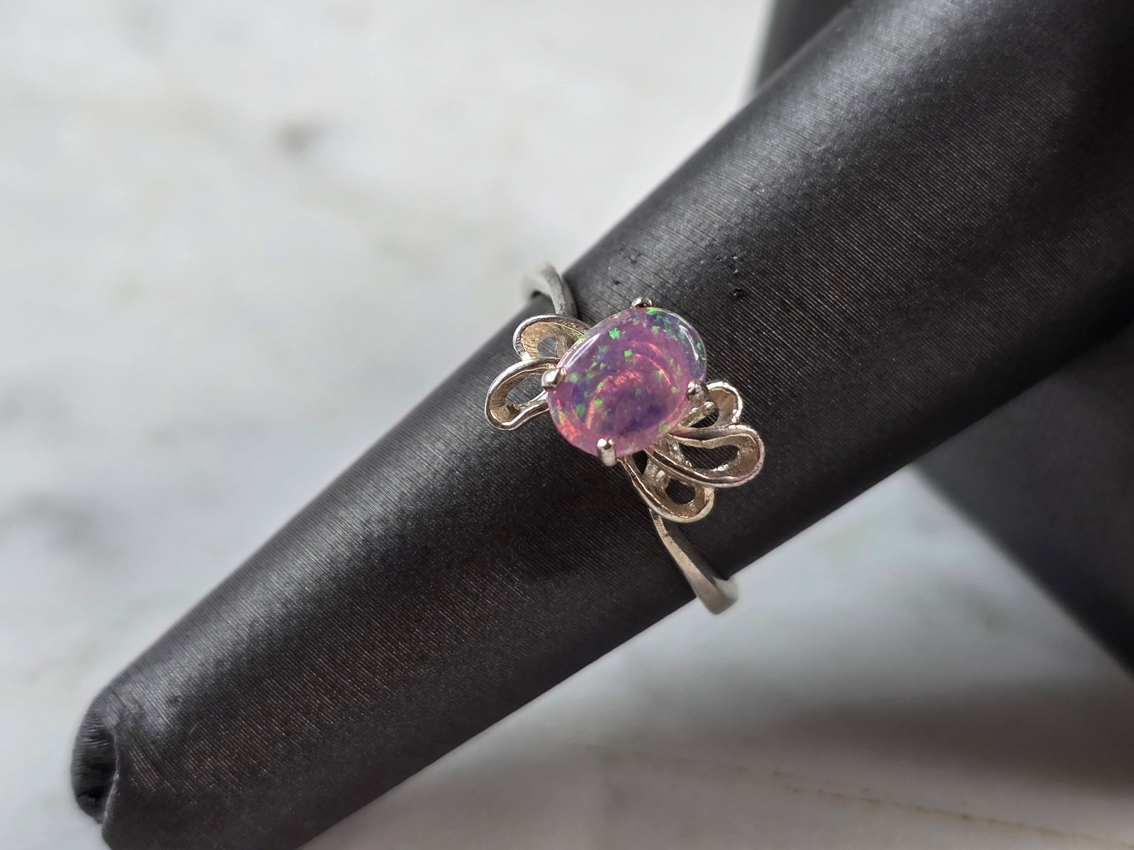 Womens Vintage Estate Sterling Silver Pink Opal Stone Ring: A WOMENS ESTATE STERLING SILVER PINK OPAL STONE RING. THE RING WEIGHS 1.7g AND IS A SIZE 7.0. RING MEASURES 1/4" WIDE. NOT SURE IF STONE IS NATURAL OR MAN MADE. MAKES A GREAT GIFT FOR THAT SOMEONE SPE