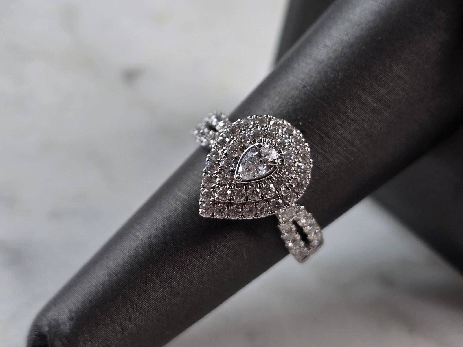 Womens Vintage Estate Sterling Silver Pear Shaped Diamond Ring: A WOMENS VINTAGE ESTATE STERLING SILVER PEAR SHAPED DIAMOND RING. THE RING WEIGHS 3.7g, AND IS A SIZE 7.0. THE CENTER DIAMOND IS ABOUT 0.18cts, WITH TWO SIDE DIAMONDS THAT ARE ABOUT .03cts, ALONG WITH
