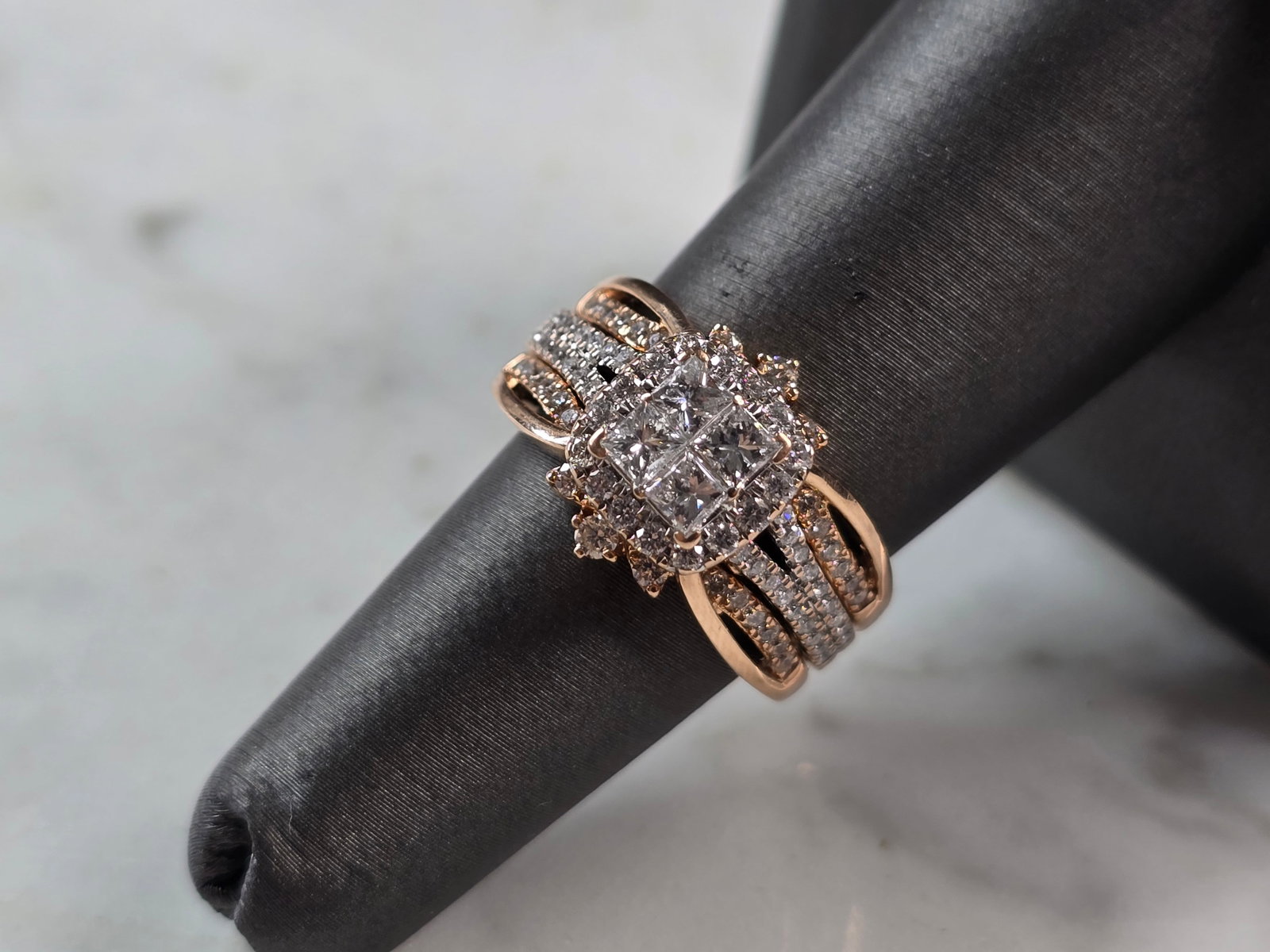 Exquisite Womens Vintage Estate 14K Rose Gold Diamond Ring: A WOMENS VINTAGE ESTATE 14K ROSE GOLD DIAMOND RING MADE BY KALLATI. THE RING IS A SIZE 7.0 AND WEIGHS 8.2g. THE CENTER HAS ABOUT 0.40cts, WITH 10 SMALL DIAMONDS, AND 76 TINY DIAMONDS. THE WIDTH OF THE