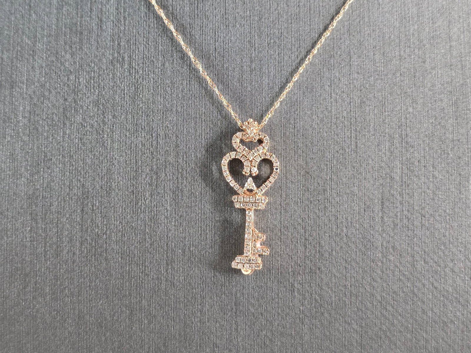 Women Vintage Estate 10K Rose Gold Diamond Key Heart Pendant Necklace: A WOMENS VINTAGE ESTATE 10K ROSE GOLD DIAMOND KEY TO MY HEART PENDANT WITH NECKLACE. THE NECKLACE AND PENDANT WEIGHS 1.8g. THE NECKLACE MEASURES 19" LONG. THE PENDANT MEASURES 7/8" LONG BY 3/8" WIDE. 