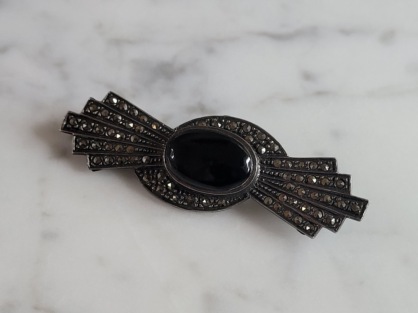 Womens Vintage Estate Sterling Silver Modernist Brooch: A WOMENS VINTAGE ESTATE STERLING SILVER MODERNIST BROOCH. THE BROOCH MEASURES 2" LONG BY 5/8" WIDE, AND WEIGHS 5.9g. ANY QUESTIONS, PLEASE DON'T HESITATE TO ASK. MAKES AN ATTRACTIVE GIFT FOR THAT SOME