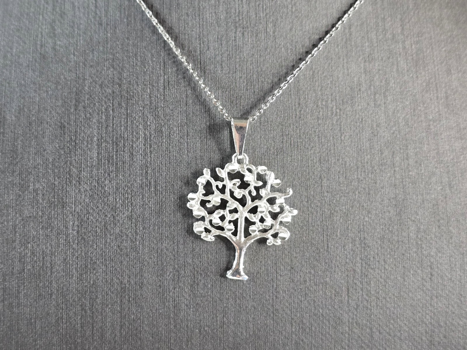 Womens Vintage Sterling Silver Tree Of Life Pendant Necklace: A WOMENS VINTAGE ETATE STERLING SILVER NECKLACE WITH "TREE OF LIFE" PENDANT. THE TOTAL WEIGHT OF NECKLACE AND PENDANT IS 4.0g. THE NECKLACE MEASURES 18" LONG AND THE PENDANT MEASURES 1 1/4 " LONG BY 7