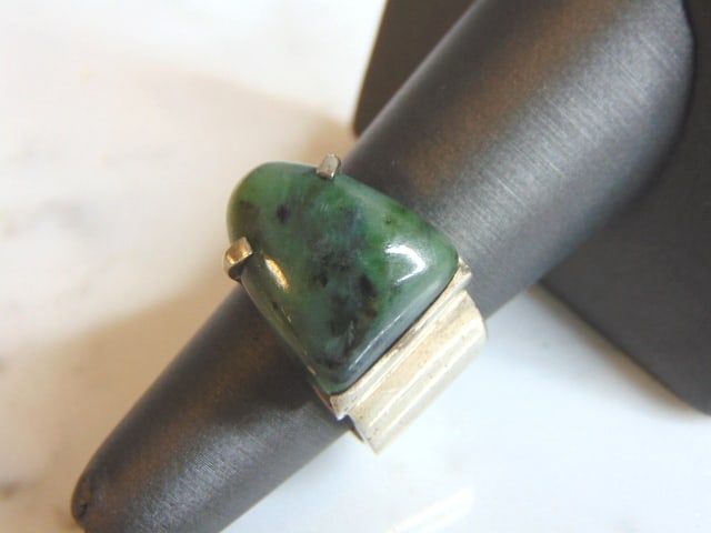 Womens Vintage Estate Sterling Silver Zoisite Ring: A WONDERFUL WOMENS VINTAGE ESTATE STERLING SILVER ZOISITE RING. NOT SURE IF STONE IS REAL OR MAN MADE. THE RING WEIGHS 17.3g, AND IS A SIZE 7. ANY QUESTIONS PLEASE DO NOT HESITATE TO ASK. BE SURE TO C
