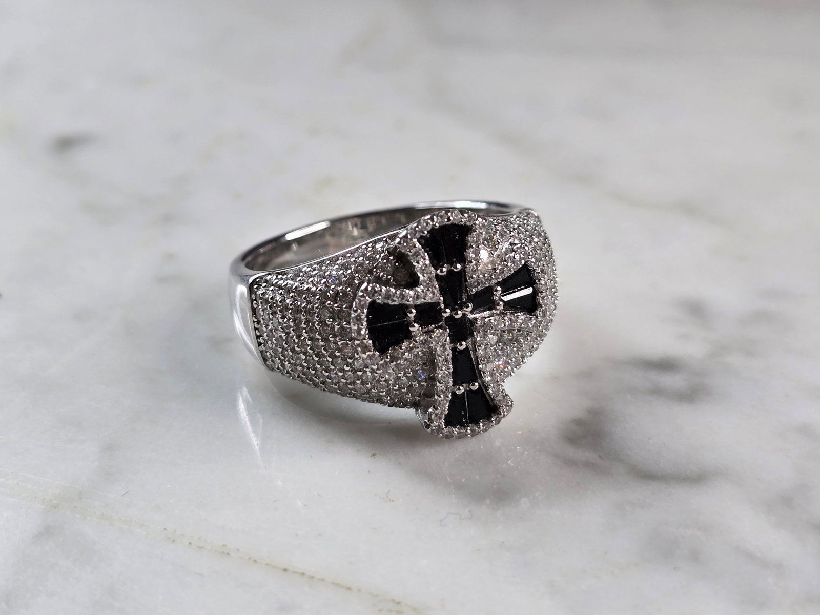 Mens Vintage Estate Sterling Silver CZ Religious Cross Ring: FOR SALE IS THIS LOVELY MENS VINTAGE ESTATE STERLING SILVER CZ CROSS RING. THE TOTAL WEIGHT IS 9.9g, AND IS A SIZE 12.25. THE WIDTH OF THE RING IS 3/4/". THIS RING WOULD MAKE A GREAT GIFT FOR SOMEONE 