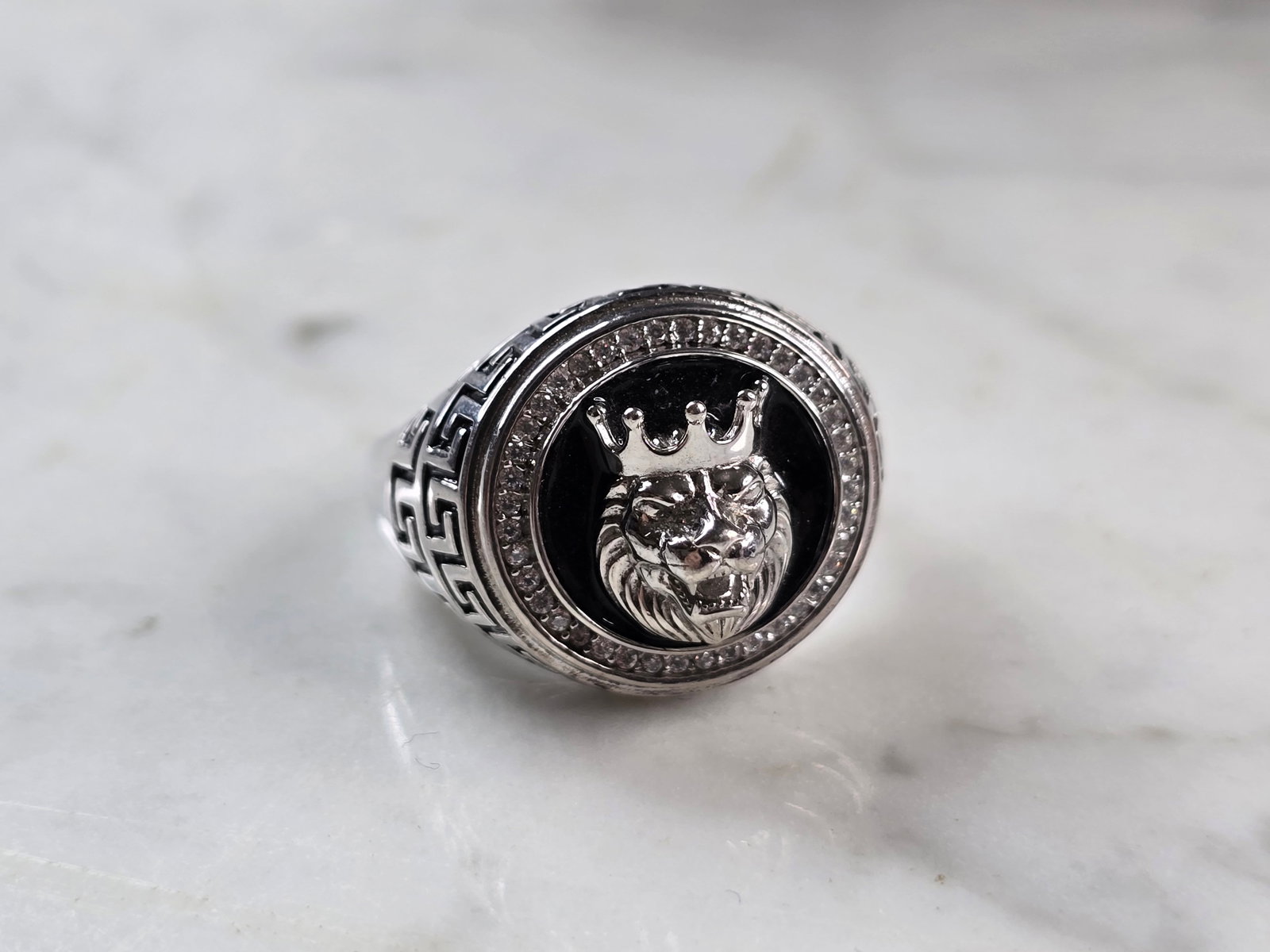 Mens Sterling Silver Lions Head Ring: A MENS STERLING SILVER LIONS HEAD RING. THE RING WEIGHS 12.2g AND IS A SIZE 11.25. FACE MEASURES 3/4" LONG. THIS RING WOULD BE A WONDERFUL GIFT FOR THAT SPECIAL SOMEONE. ANY QUESTIONS PLEASE DO NOT HE