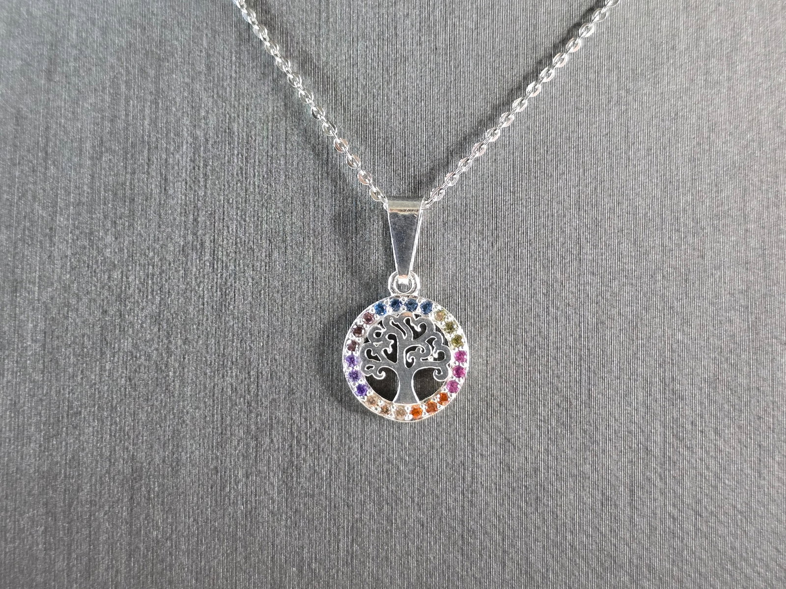 Womens Sterling Silver Multi Stone Tree Of Life Pendant Necklace: A WOMENS VINTAGE ETATE STERLING SILVER NECKLACE WITH MULTI STONE "TREE OF LIFE" PENDANT. THE TOTAL WEIGHT OF NECKLACE AND PENDANT IS 3.0g. THE NECKLACE MEASURES 18" LONG AND THE PENDANT MEASURES 3/4 "