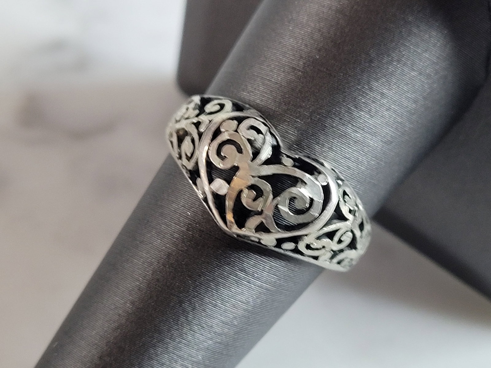 Womens Vintage Estate Sterling Silver Kabana Heart Ring: A WOMENS VINTAGE STERLING SILVER HEART RING. THE TOTAL WEIGHT IS 3.3g, AND IS A SIZE 9.0. THE WIDTH OF THE RING IS 3/8". THIS RING WOULD MAKE A GREAT GIFT FOR SOMEONE SPECIAL. ANY QUESTIONS PLEASE DON