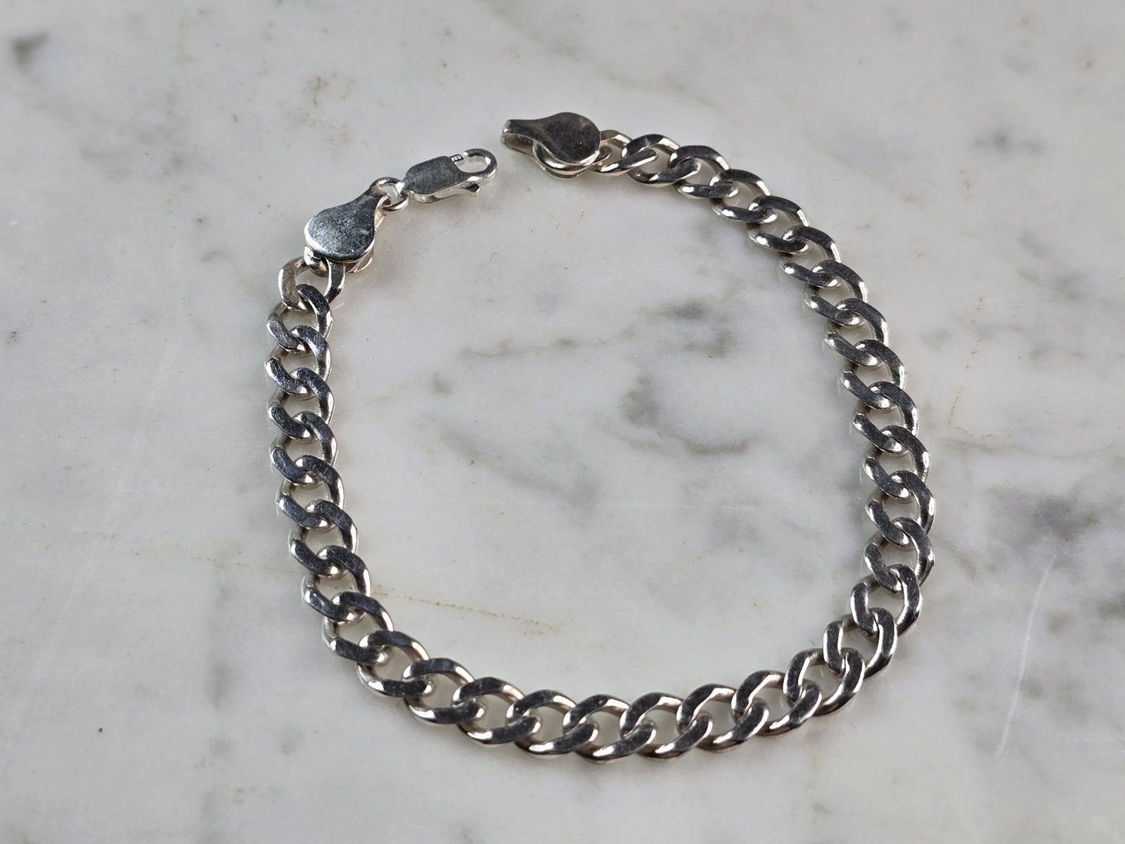 Womens Vintage Estate Sterling Silver Link Bracelet: A WOMENS VINTAGE ESTATE STERLING SILVER BRACELET THAT MEASURES 7 1/4" LONG BY 1/4" WIDE, AND WEIGHS 8.1g. MARKED 925 ON THE CLAW OF THE CLASP. THIS WOULD MAKE A LOVELY GIFT FOR THAT SOMEONE SPECIAL. A