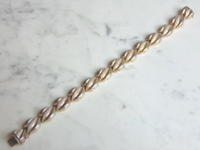 Womens Vintage Estate Sterling Silver Bracelet: A LOVELY WOMENS VINTAGE ESTATE STERLING SILVER BRACELET. BRACELET MEASURES 8 3/4" LONG BY 1/2" WIDE AND WEIGHS 28.6g. THIS WOULD MAKE A LOVELY GIFT FOR THAT SOMEONE SPECIAL. ANY QUESTIONS, PLEASE DON'