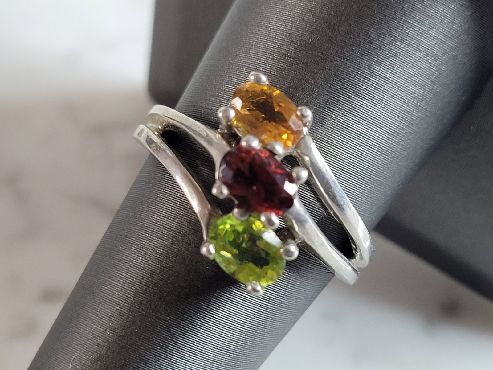 Womens Vintage Estate Sterling Silver Modernist Ring: A WOMENS VINTAGE ESTATE STERLING SILVER MODERNIST RING WITH MULTI COLORED STONES. NOT SURE IF THE STONES ARE NATURAL OR MAN MADE. THE RING WEIGHS 4.3g, AND IS A SIZE 9.0. THE WIDTH OF THE RING IS 1/2"