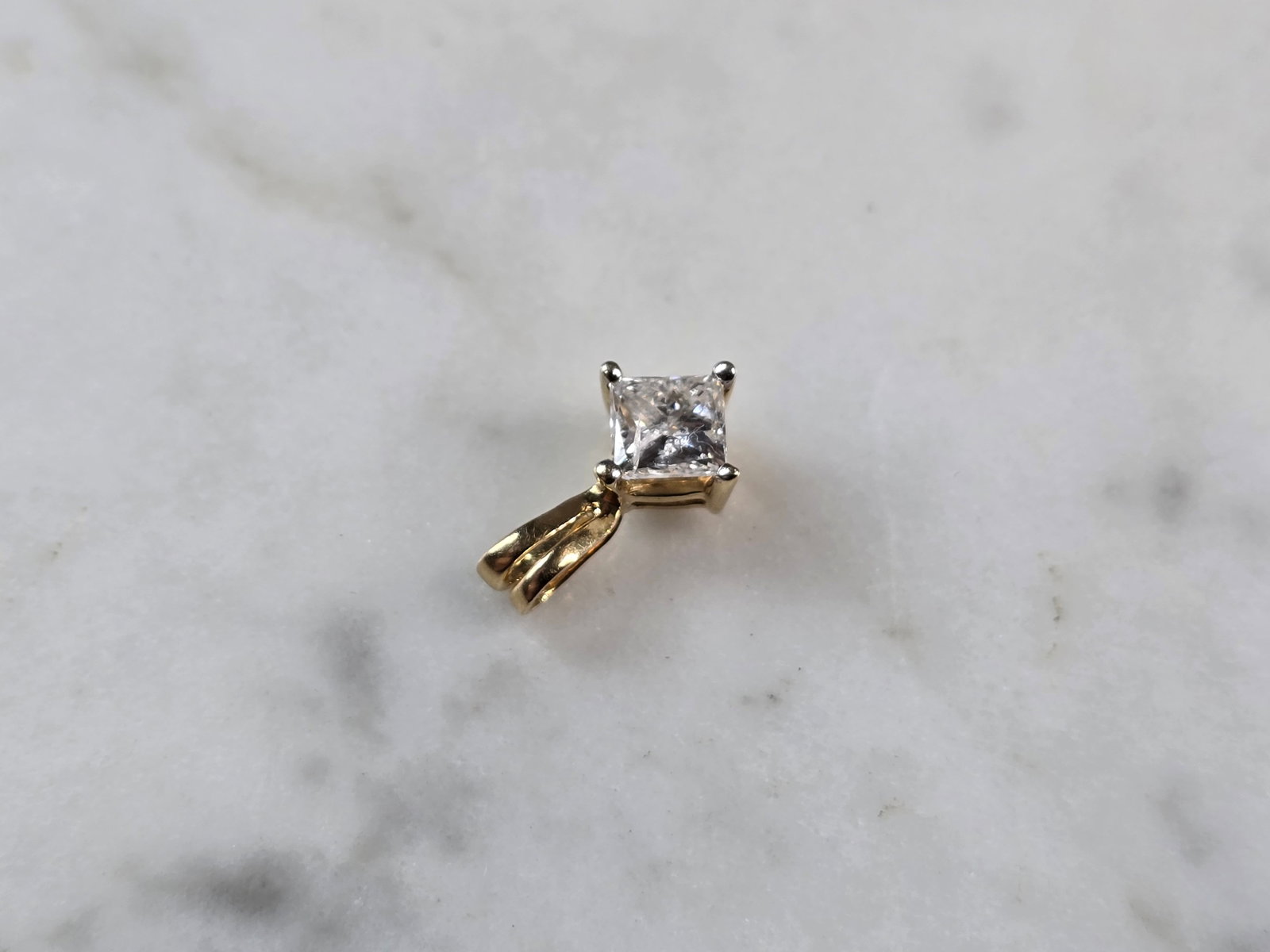 Womens Vintage Estate 14K Gold Diamond Pendant: A WOMENS VINTAGE ESTATE 14K GOLD DIAMOND PENDANT. THE PENDANT WEIGHS 0.5g, AND MEASURES 3/8" LONG BY 1/4" WIDE. THE DIAMOND IS ABOUT .33cts. MAKES A GREAT GIFT FOR THAT SOMEONE SPECIAL. IF ANY QUESTIO