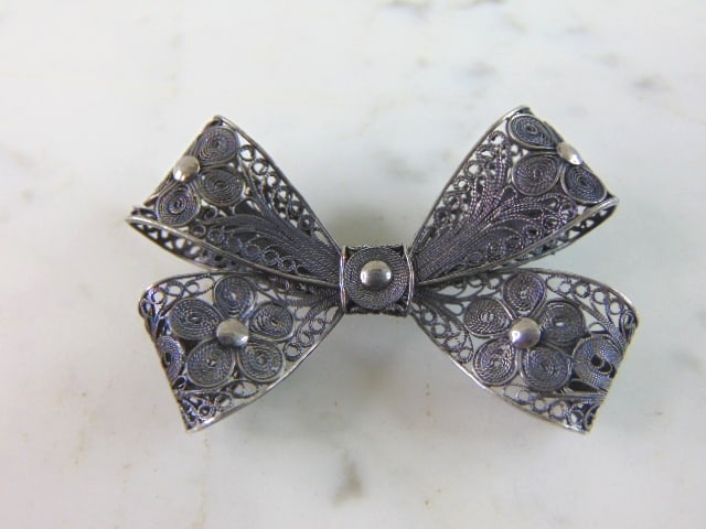 Womens Vintage Estate Sterling Silver Bow Brooch: A LOVELY FINE STERLING SILVER BOW BROOCH. THE BROOCH MEASURES 2 1/8" LONG BY 1 3/8" WIDE, AND WEIGHS 9.1g. ANY QUESTIONS, PLEASE DON'T HESITATE TO ASK. MAKES AN ATTRACTIVE GIFT FOR THAT SOMEONE SPECIA