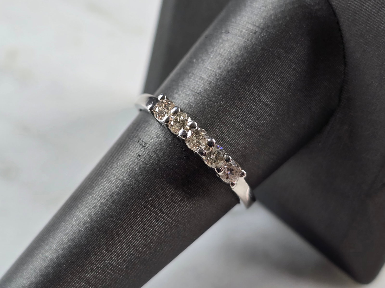 Womens Vintage Estate 10K White Gold Diamond Ring: A WOMENS VINTAGE ESTATE 10K WHITE GOLD DIAMOND RING. THE RING IS A SIZE 9.25 AND WEIGHS 2.5g. THERE ARE ABOUT .35cts OF DIAMONDS IN THIS RING. THE WIDTH OF THE RING IS 1/8". THE RING MAKES A BEAUTIFUL