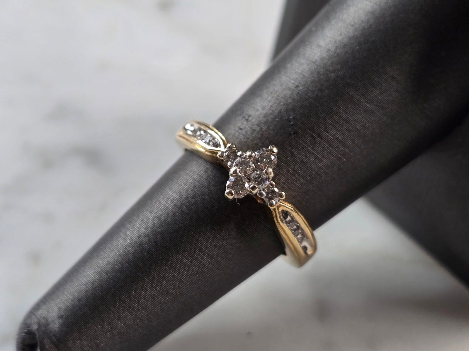 Womens Vintage Estate 14k Yellow Gold Diamond Keepsake Ring: A WOMENS VINTAGE ESTATE 14K YELLOW GOLD DIAMOND RING MADE BY KEEPSAKE. THE RING WEIGHS 4.1g, AND IS A SIZE 7.0. THERE ARE 4 SMALL CENTER DIAMONDS WITH ONE ON EACH SIDE, THEN 8 TINY ACCENT DIAMONDS. RI