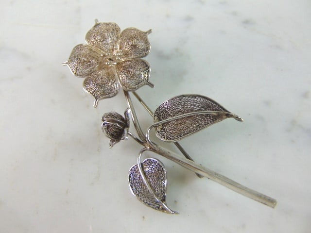 Womens Vintage Estate Sterling Silver Flower Brooch: A LOVELY FINE STERLING SILVER FLOWER BROOCH. THE BROOCH MEASURES 3 1/8" LONG BY 2" WIDE, AND WEIGHS 9.8g. ANY QUESTIONS, PLEASE DON'T HESITATE TO ASK. MAKES AN ATTRACTIVE GIFT FOR THAT SOMEONE SPECIAL