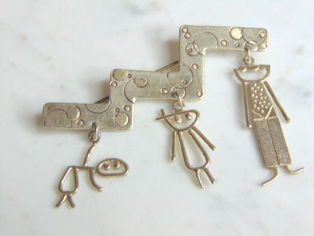 Womens Vintage Estate Sterling Silver Family Brooch: A LOVELY FINE STERLING SILVER FAMILY BROOCH. THE BROOCH MEASURES 2 3/8" LONG BY 2 3/4" WIDE, AND WEIGHS 11.4g. ANY QUESTIONS, PLEASE DON'T HESITATE TO ASK. MAKES AN ATTRACTIVE GIFT FOR THAT SOMEONE SP