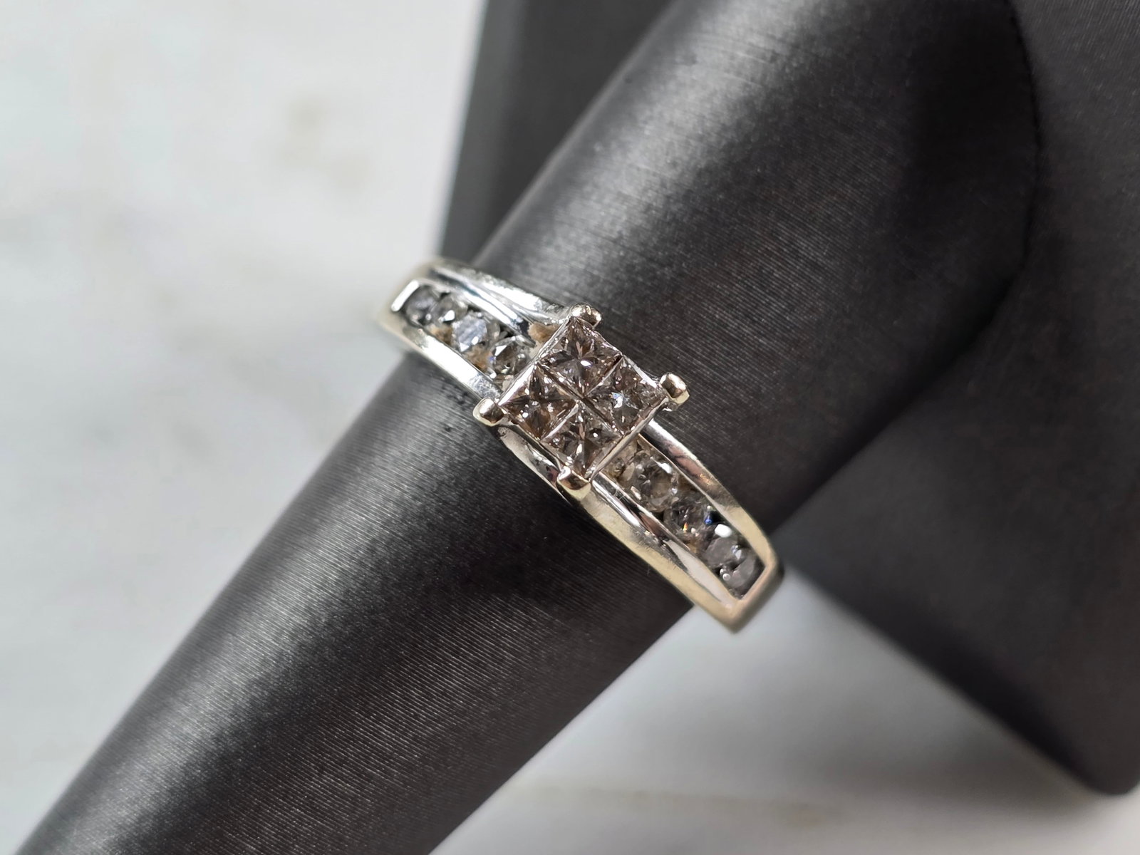 Womens Vintage Estate 14K White Gold Diamond Ring: A WOMENS VINTAGE ESTATE 14K WHITE GOLD DIAMOND RING. THE RING IS A SIZE 9.0 AND WEIGHS 5.4g. THERE ARE ABOUT 0.70cts OF DIAMONDS. THE WIDTH OF THE RING IS 1/4". RING IS MARKED ON THE INSIDE OF THE BAN
