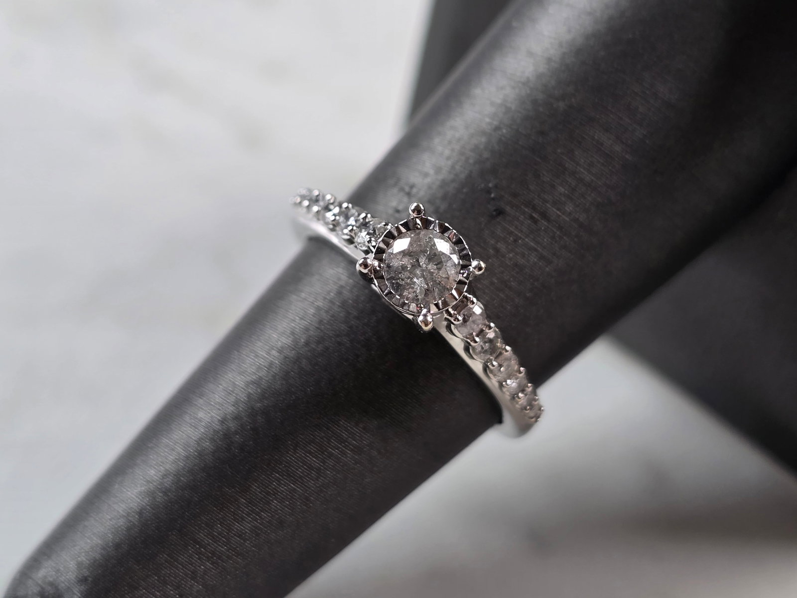 Womens Vintage Estate 14K White Gold Diamond Ring: A WOMENS VINTAGE ESTATE 14K WHITE GOLD DIAMOND RING. THE RING IS A SIZE 7.25, AND WEIGHS 3.5g. THE CENTER DIAMOND IS ABOUT 0.20cts, WITH 14 TINY ACCENT DIAMONDS. THE WIDTH OF THE RING IS 1/4". RING IS