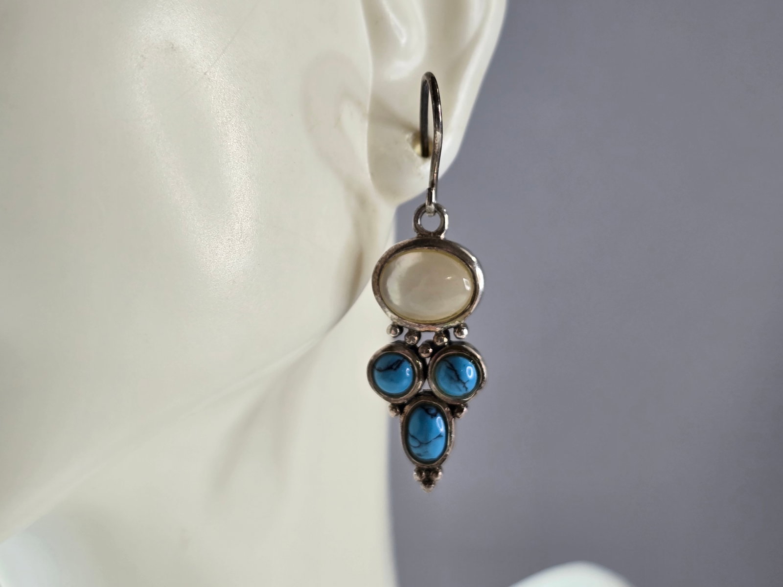 Womens Estate Sterling Silver Southwestern Turquoise Earrings: A WOMENS VINTAGE ESTATE STERLING SILVER SOUTHWESTERN TURQUOISE EARRINGS. EARRINGS WEIGHS 5.7g AND MEASURE 1 1/2" BY 3/8". THIS WOULD MAKE A NICE GIFT FOR THAT SOMEONE SPECIAL. ANY QUESTIONS PLEASE DO 