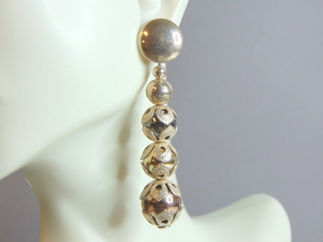 Womens Vintage Estate Sterling Silver Dangle Earrings: A PAIR OF WOMEN'S VINTAGE ESTATE STERLING SILVER DANGLE EARRINGS. THE EARRINGS WEIGH 20.6g. THE EARRINGS MEASURES 2 1/2" LONG AND 1/2" WIDE. MAKES A LOVELY GIFT FOR THAT SOMEONE SPECIAL. ANY QUESTIONS