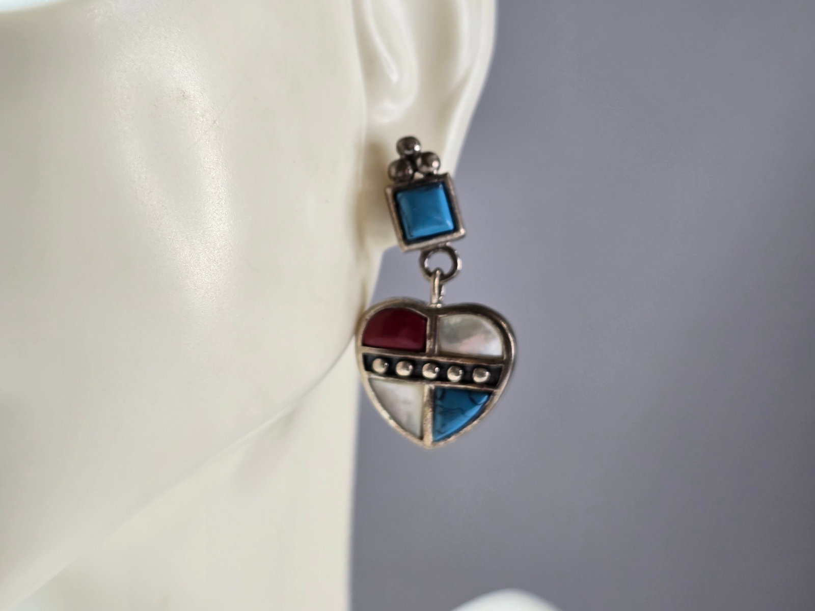 Womens Estate Sterling Silver Southwestern Turquoise Heart Earrings: A WOMENS VINTAGE ESTATE STERLING SILVER SOUTHWESTERN HEART EARRINGS. EARRINGS WEIGHS 7.2g AND MEASURE 1 1/4" BY 5/8". THIS WOULD MAKE A NICE GIFT FOR THAT SOMEONE SPECIAL. ANY QUESTIONS PLEASE DO NOT 