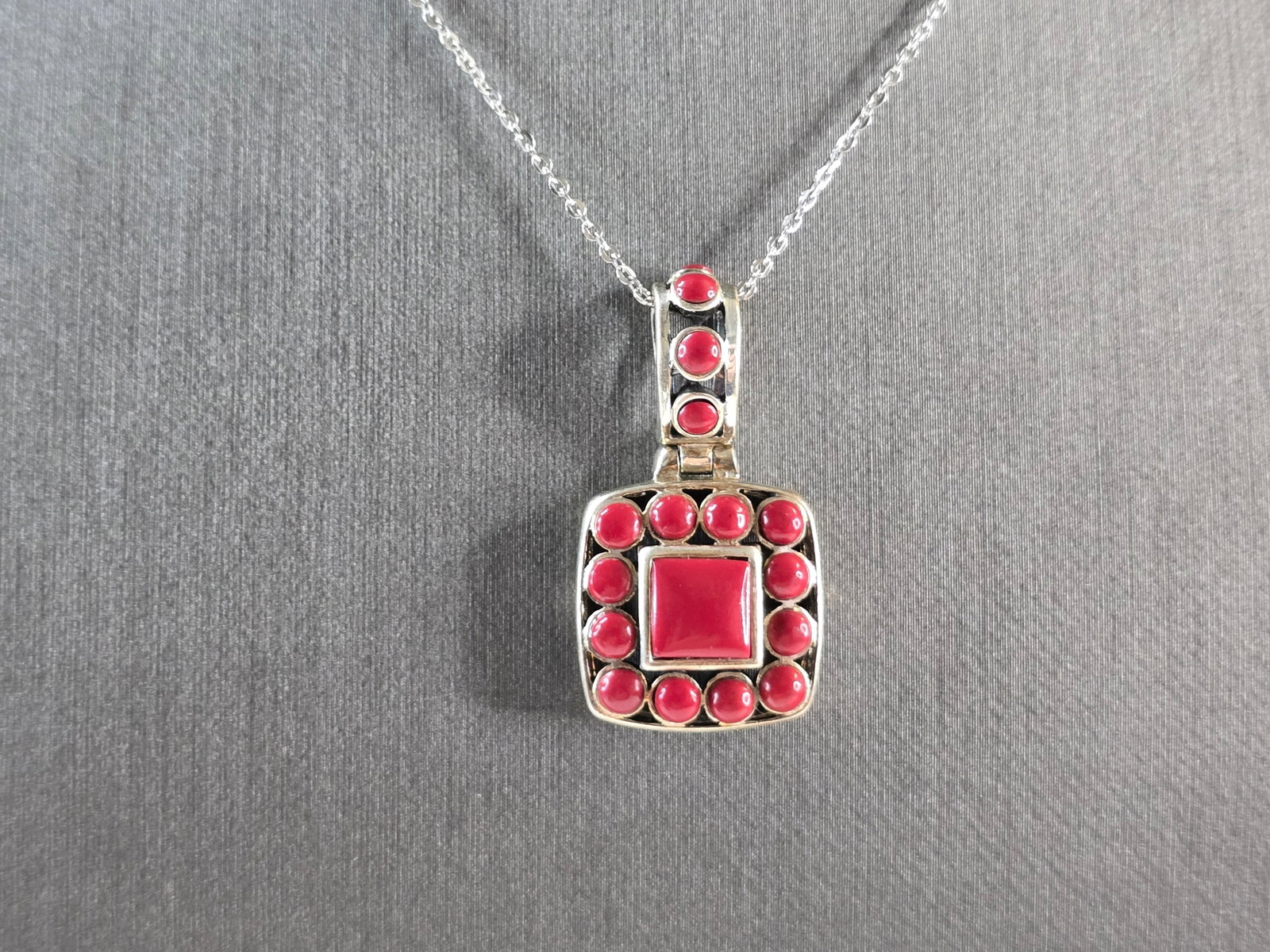 Womens Vintage Estate Sterling Silver Coral Pendant & Necklace: A WOMENS VINTAGE ESTATE STERLING SILVER CORAL COLORED PENDANT WITH NECKLACE. TOGETHER NECKLACE AND PENDANT WEIGHS 7.2g. PENDANT MEASURES 1 1/4" LONG BY 5/8" WIDE. NECKLACE MEASURES 18". MAKES A GREAT 