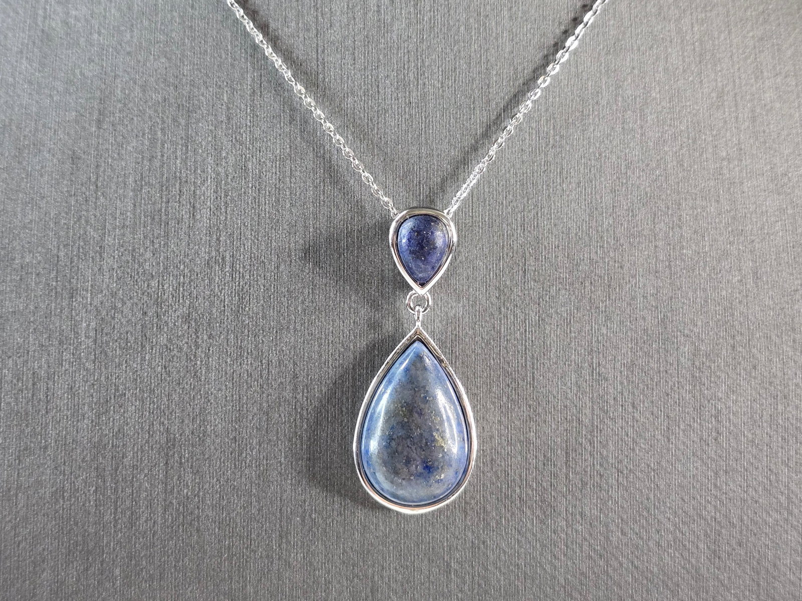Womens Vintage Estate Sterling Silver Lapis Pendant & Necklace: A WOMENS VINTAGE ESTATE STERLING SILVER LAPIS PENDANT AND NECKLACE. THE TOTAL WEIGHT IS 8.3g. PENDANT MEASURES 1 3/8" LONG BY 1/2" WIDE, AND THE NECKLACE MEASURES 18" LONG. MAKES A GREAT GIFT FOR THAT