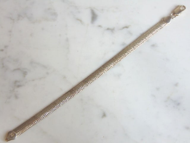 Womens Vintage Estate Sterling Silver Bracelet: A LOVELY WOMENS VINTAGE ESTATE STERLING SILVER BRACELET. BRACELET MEASURES 7" LONG BY 1/4" WIDE AND WEIGHS 8.3g. THIS WOULD MAKE A LOVELY GIFT FOR THAT SOMEONE SPECIAL. ANY QUESTIONS, PLEASE DON'T HES