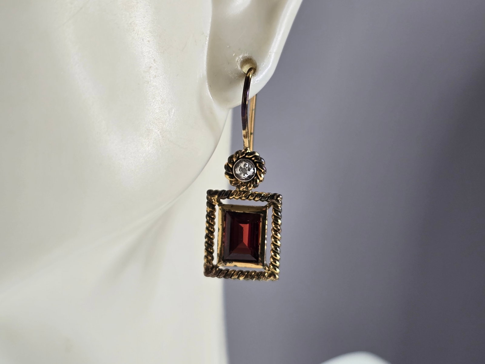 Womens Estate Sterling Silver Modernist Gold Tone Garnet Earrings: A PAIR OF WOMENS VINTAGE ESTATE STERLING SILVER GOLD TONE GARNET COLORED DANGLE EARRINGS. THE EARRINGS WEIGH 3.9g AND MEASURE 1 1/8" BY 3/8". STONES ARE SYNTHETIC. ANY QUESTIONS, PLEASE DO NOT HESITAT