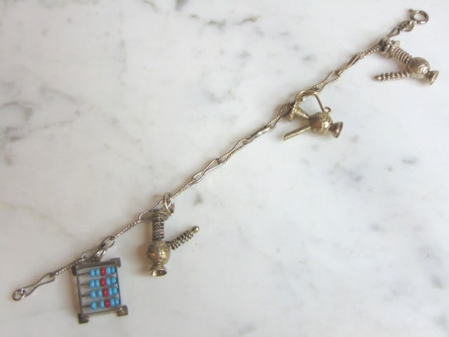 Womens Vintage Estate Sterling Silver Charm Bracelet: A LOVELY WOMENS VINTAGE ESTATE STERLING SILVER CHARM BRACELET. BRACELET MEASURES 7 1/4" LONG BY 1 1/8" WIDE AND WEIGHS 11.6g. THIS WOULD MAKE A LOVELY GIFT FOR THAT SOMEONE SPECIAL. ANY QUESTIONS, PLE