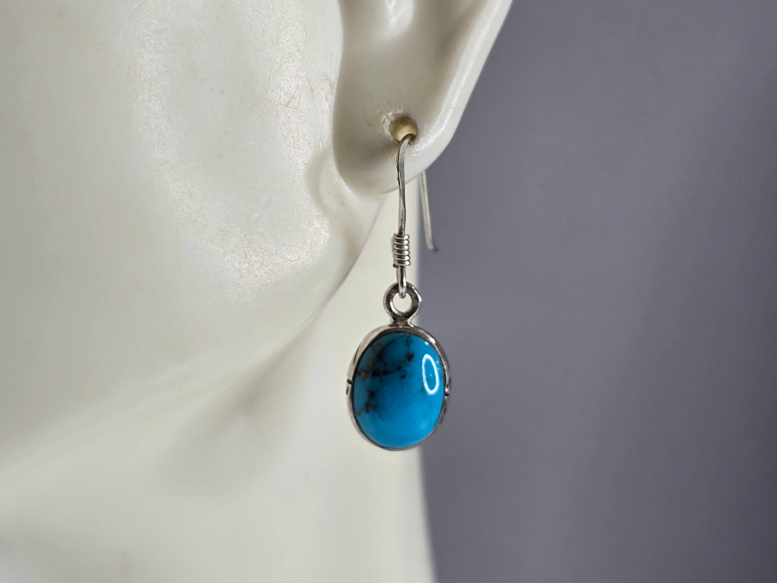 Womens Vintage Estate Sterling Silver Turquoise Earrings: WOMENS VINTAGE ESTATE STERLING SILVER TURQUOISE EARRINGS THAT WEIGHS 2.9g AND MEASURES 1" LONG BY 3/8" WIDE. NOT SURE IF THE STONES ARE NATUARAL OR MAN MADE. ANY QUESTIONS, PLEASE DO NOT HESITATE TO A