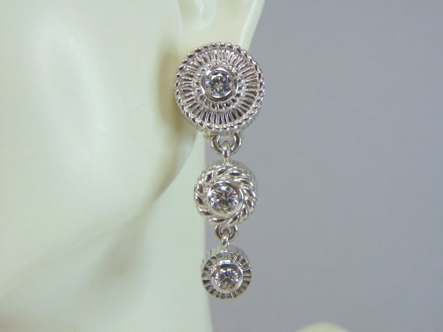 Womens Vintage Sterling Silver CZ Dangle Earrings: A PAIR OF WOMENS STERLING SILVER CZ DANGLE EARRINGS THAT WEIGH 14.6g AND MEASURES 1 1/2" LONG BY 1/2" WIDE. ANY QUESTIONS, PLEASE DO NOT HESITATE TO ASK. BE SURE TO CHECK OUT SOME OF MY OTHER GREAT IT