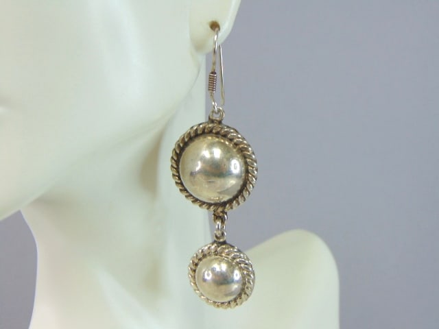Womens Vintage Estate Sterling Silver Dangle Earrings: A PAIR OF WOMENS STERLING SILVER DANGLE EARRINGS. EARRINGS WEIGH 21.4g AND MEASURES 2 1/2" LONG BY 7/8" WIDE. ANY QUESTIONS, PLEASE DO NOT HESITATE TO ASK. BE SURE TO CHECK OUT SOME OF MY OTHER GREAT 