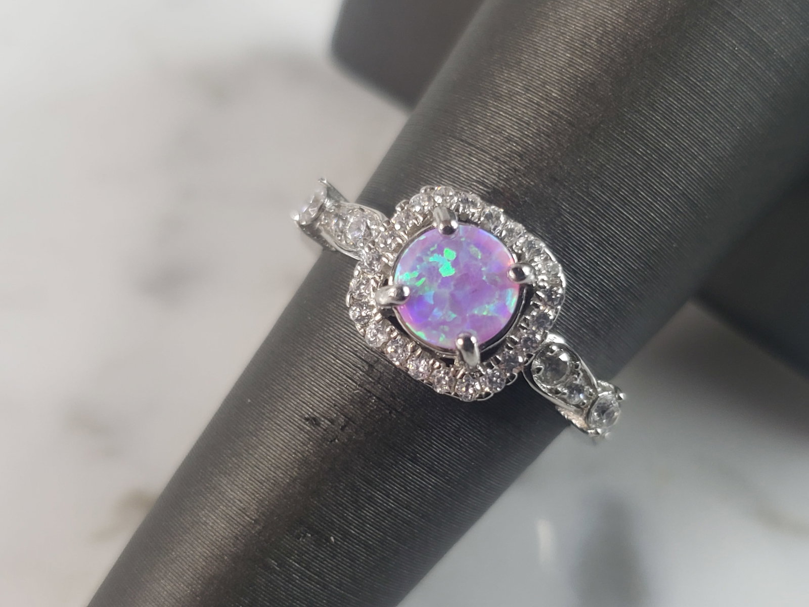 Womens Vintage Estate Sterling Silver Pink Opal Stone Ring: A WOMENS ESTATE STERLING SILVER PINK OPAL STONE RING. NOT SURE IF STONES ARE REAL OR MAN MADE. THE RING WEIGHS 3.3g AND IS A SIZE 8.0. FACE MEASURES 3/8". MAKES A GREAT GIFT FOR THAT SOMEONE SPECIAL. 