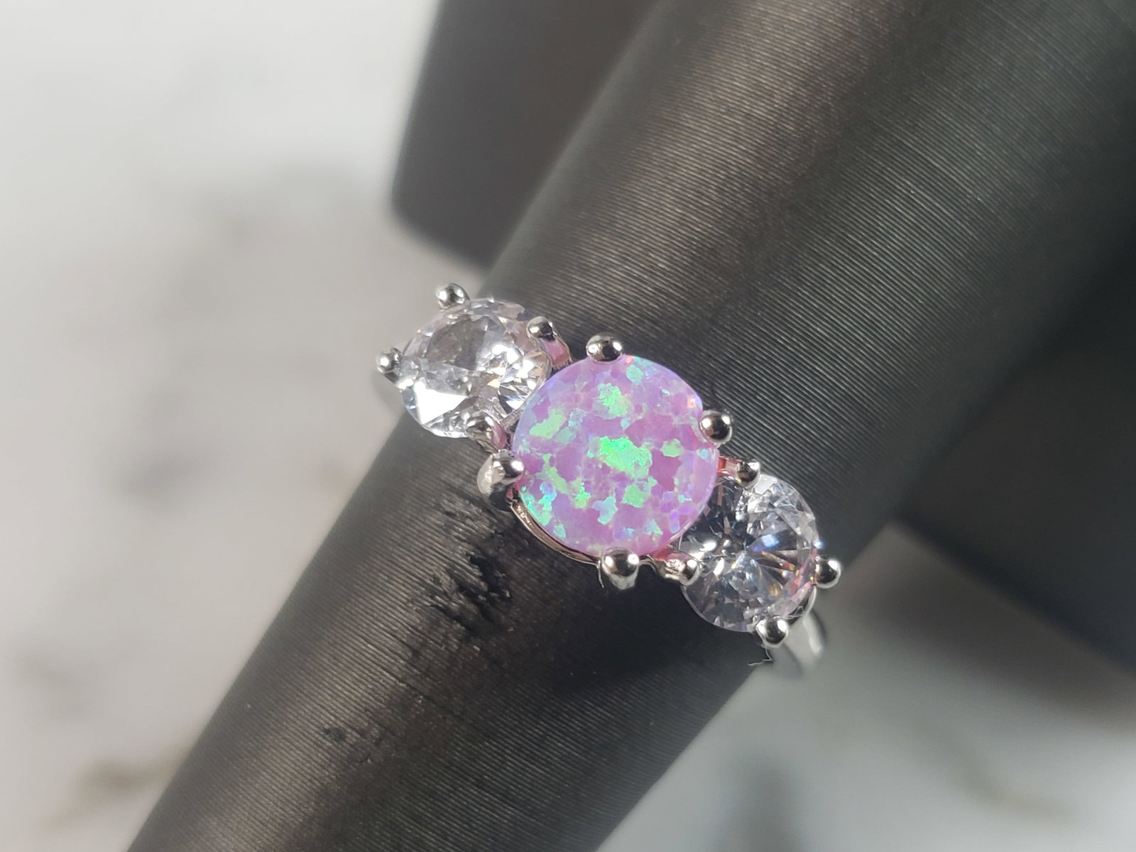 Womens Vintage Estate Sterling Silver Pink Opal Stone Ring: A WOMENS ESTATE STERLING SILVER PINK OPAL STONE RING. NOT SURE IF STONES ARE REAL OR MAN MADE. THE RING WEIGHS 3.6g AND IS A SIZE 7.0. MAKES A GREAT GIFT FOR THAT SOMEONE SPECIAL. ANY QUESTIONS, PLEAS