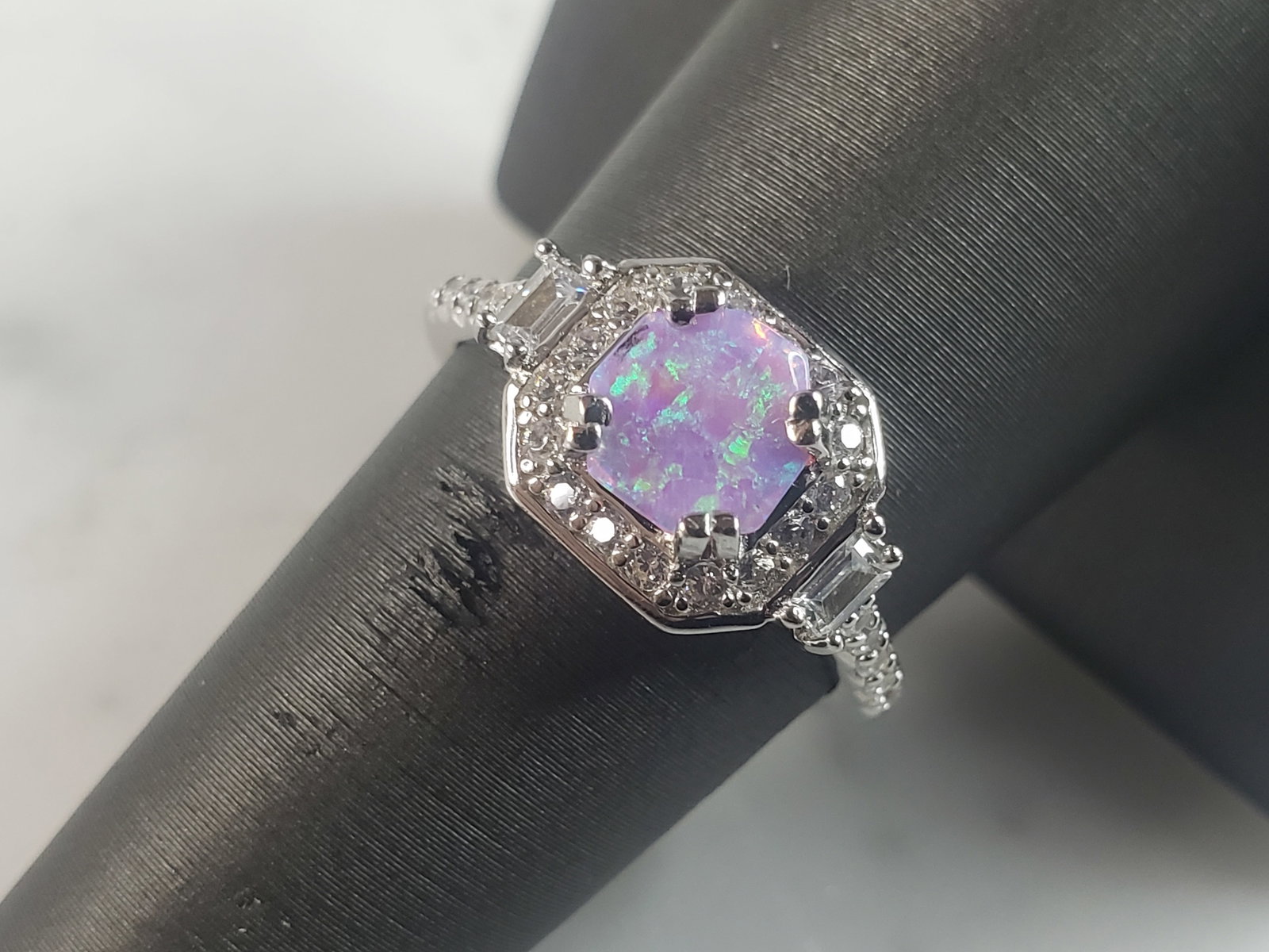 Womens Vintage Estate Sterling Silver Pink Opal Stone Ring: A WOMENS ESTATE STERLING SILVER PINK OPAL STONE RING. NOT SURE IF STONES ARE REAL OR MAN MADE. THE RING WEIGH 3.5g AND IS A SIZE 7.75. MAKES A GREAT GIFT FOR THAT SOMEONE SPECIAL. ANY QUESTIONS, PLEAS