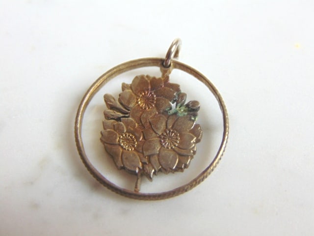 Womens Vintage Estate Foreign Coin Japanese Yen Pendant: A WOMENS VINTAGE ESTATE JAPANESE YEN PENDANT BELIEVED TO BE FROM THE 1960s. PENDANT WEIGHS 3g AND PENDANT MEASURES 1" LONG BY 7/8" WIDE. MAKES A GREAT GIFT FOR THAT SOMEONE SPECIAL. ANY QUESTIONS, PLE