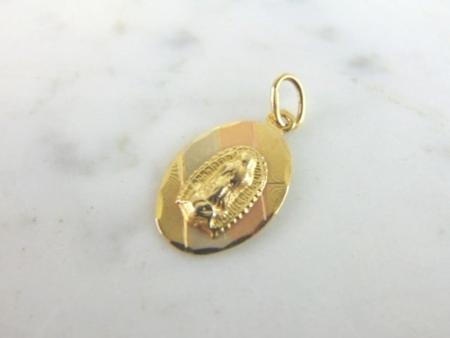 Vintage 14K Yellow White & Rose Gold Religious Pendant: A VINTAGE 14K YELLOW WHITE & ROSE GOLD RELIGIOUS PENDANT. THE TOTAL WEIGHT IS 1.6g, AND MEASURES 1" LONG, BY 1/2" WIDE. NOT MARKED BUT IT HAS BEEN TESTED AND IS GUARANTEED TO BE AS DESCRIBED. DOES HAV