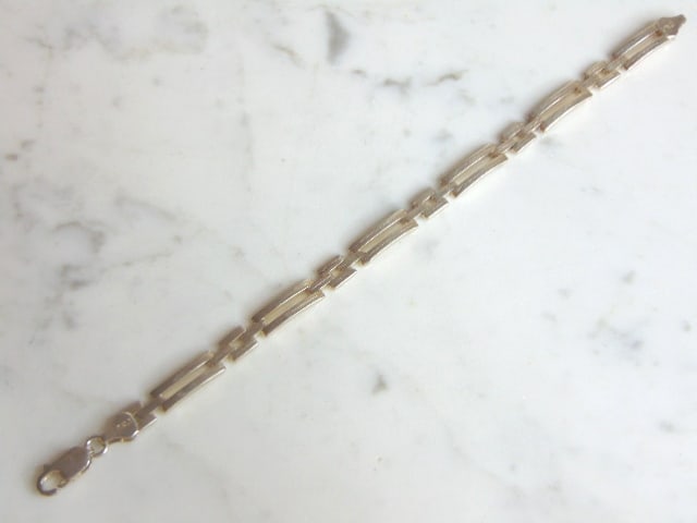 Womens Vintage Estate Sterling Silver Bracelet: A WOMENS VINTAGE ESTATE STERLING SILVER BRACELET . BRACELET MEASURES 7 1/4" LONG BY 1/4" WIDE AND WEIGHS 12.9g. THIS WOULD MAKE A LOVELY GIFT FOR THAT SOMEONE SPECIAL. ANY QUESTIONS, PLEASE DON'T HESI