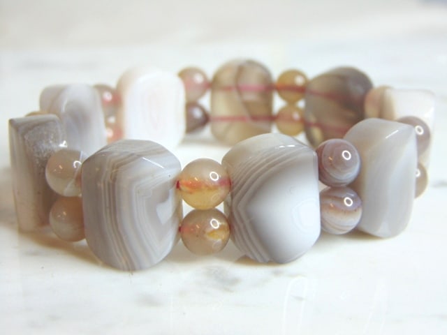 Womens Vintage Estate Agate Bracelet: A WOMENS VINTAGE AGATE BRACELET. NOT SURE IF STONES ARE REAL OR MAN MADE. THE INSIDE CIRCUMFERENCE OF THE BRACELET MEASURES ABOUT 7 1/4" LONG BY 7/8" WIDE AND WEIGHS 63.3g. WOULD MAKE A LOVELY GIFT FO