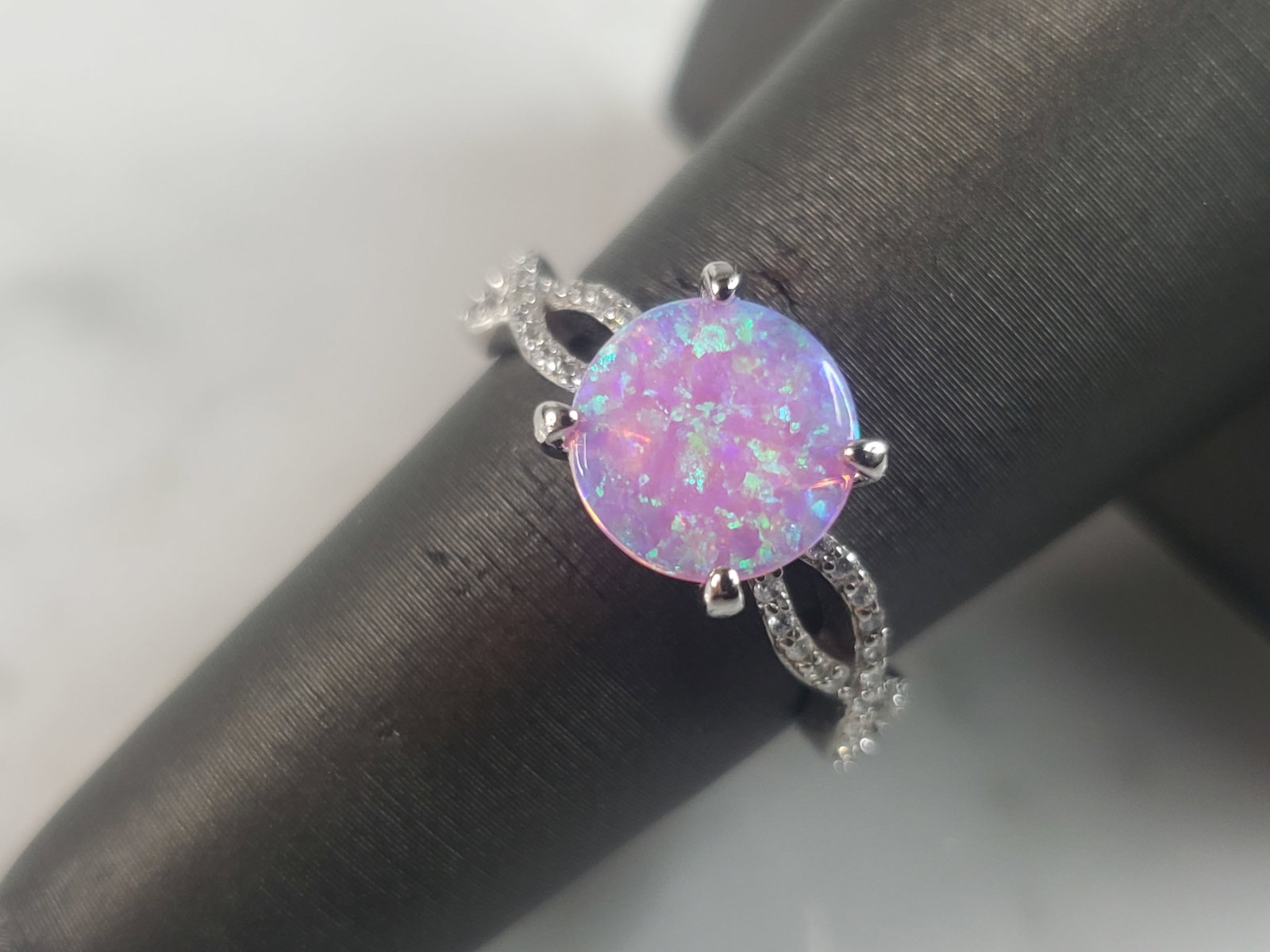 Womens Vintage Estate Sterling Silver Pink Opal Stone Ring: A WOMENS ESTATE STERLING SILVER PINK OPAL STONE RING. NOT SURE IF STONES ARE REAL OR MAN MADE. THE RING WEIGHS 2.4g AND IS A SIZE 6.0. FACE MEASURES 3/8". MAKES A GREAT GIFT FOR THAT SOMEONE SPECIAL. 