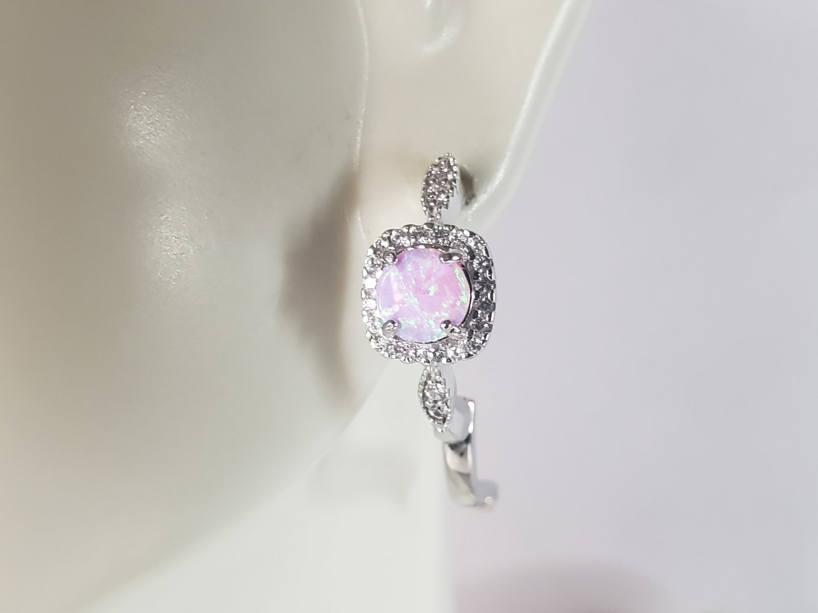 Womens Vintage Estate Sterling Silver Pink Opal Stone Earrings: A WOMENS ESTATE STERLING SILVER PINK OPAL STONE EARRINGS. NOT SURE IF STONES ARE REAL OR MAN MADE. THE EARRINGS WEIGHS 4.4g AND MEASURES 5/8" LONG BY 1/4" WIDE. MAKES A GREAT GIFT FOR THAT SOMEONE SPE