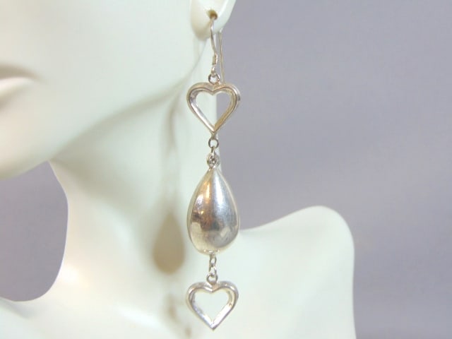 Womens Vintage Sterling Silver Heart Dangle Earrings: A PAIR OF WOMENS VINTAGE ESTATE STERLING SILVER HEART DANGLE EARRINGS. THE EARRINGS WEIGH 9.1g. THE EARRING MEASURES 3 3/8" LONG AND 5/8" WIDE. MAKES A LOVELY GIFT FOR THAT SOMEONE SPECIAL. ANY QUESTI