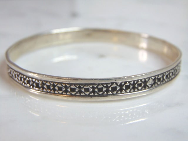 Womens Vintage Estate Sterling Silver Bracelet: A WOMENS VINTAGE STERLING SILVER BRACELET. BRACELET MEASURES 7 1/4" IN CIRCUMFERENCE AND MEASURES 1/4" WIDE AND WEIGHS 14.1g. WOULD MAKE A LOVELY GIFT FOR THAT SOMEONE SPECIAL. BE SURE TO CHECK OUT SO