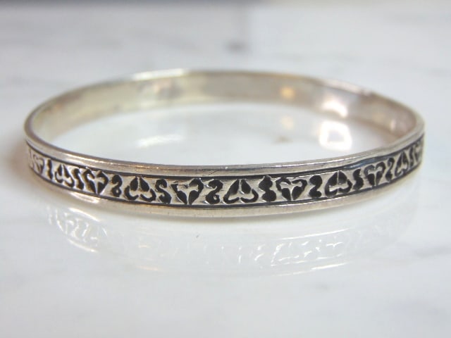 Womens Vintage Estate Sterling Silver Bracelet: A WOMENS VINTAGE STERLING SILVER BRACELET. BRACELET MEASURES 7 1/4" IN CIRCUMFERENCE AND MEASURES 1/4" WIDE AND WEIGHS 16.4g. WOULD MAKE A LOVELY GIFT FOR THAT SOMEONE SPECIAL. BE SURE TO CHECK OUT SO