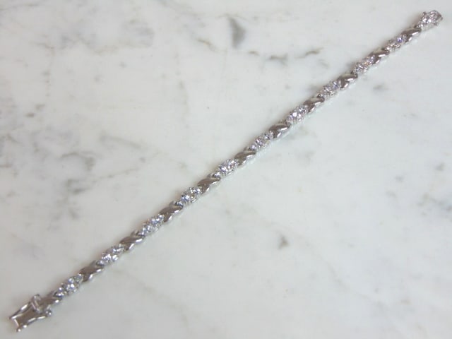 Womens Vintage Estate Sterling Silver CZ Bracelet: A WOMENS VINTAGE STERLING SILVER CZ BRACELET. BRACELET MEASURES 7 1/4" LONG AND 1/4" WIDE AND WEIGHS 13.8g. WOULD MAKE A LOVELY GIFT FOR THAT SOMEONE SPECIAL. BE SURE TO CHECK OUT SOME OF MY OTHER GRE
